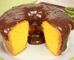 Bolo de cenoura com cobertura de chocolate