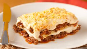 Lasanha Bolonhesa com carne moída e molho branco