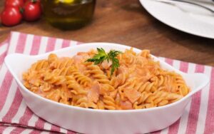 Macarrão cremoso na panela de pressão